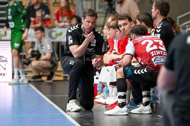 Mark Bult (HSG Nordhorn-Lingen, Trainer) spricht mit der Bank HSG Nordhorn-Lingen vs. Eulen Ludwigshafen, Handball, 2. Bundesliga, 30. Spieltag, Saison 2025 2026, 01.05.2026, HSG Nordhorn-Lingen vs. Eulen Ludwigshafen, Handball, 2. Bundesliga, 30. Spieltag, Saison 2025 2026, 01.05.2026 Lingen Copyright: xEibner-Pressefoto RobertxGertzenx EP_RGN