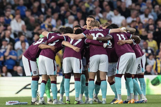 Premier League: Leeds United v Burnley Burnley team huddle during the Premier League match Leeds United vs Burnley at Elland Road, Leeds, United Kingdom on 01 May 2026 (Photo by Mark Cosgrove News Images) Leeds Elland Road West Yorkshire United Kingdom Copyright: xMarkxCosgrove NewsxImagesx