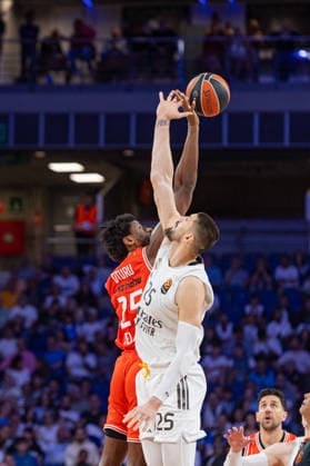 ESP: Real Madrid v Hapoel IBI Tel Aviv Euroleague PlayOff Game 2 Alex Len of Real Madrid and Dan Oturu of Hapoel IBI Tel Aviv during jump initial during the Euroleague match, PlayOff Game 2, between Real Madrid and Hapoel IBI Tel Aviv played at Movistar Arena Stadium on May 1st 2026 in Madrid Spain Madrid Spain Basketball Copyright: xAlbaxPachecox xAgenciaxLOFx