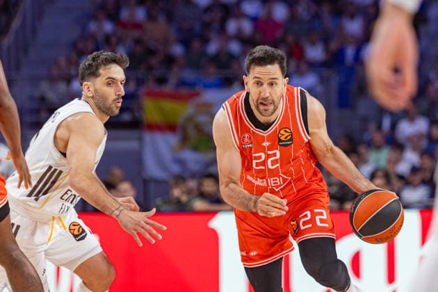 ESP: Real Madrid v Hapoel IBI Tel Aviv Euroleague PlayOff Game 2 Vasilije Micic of Hapoel IBI Tel Aviv brings the ball forward during the Euroleague match, PlayOff Game 2, between Real Madrid and Hapoel IBI Tel Aviv played at Movistar Arena Stadium on May 1st 2026 in Madrid Spain Madrid Spain Basketball Copyright: xAlbaxPachecox xAgenciaxLOFx