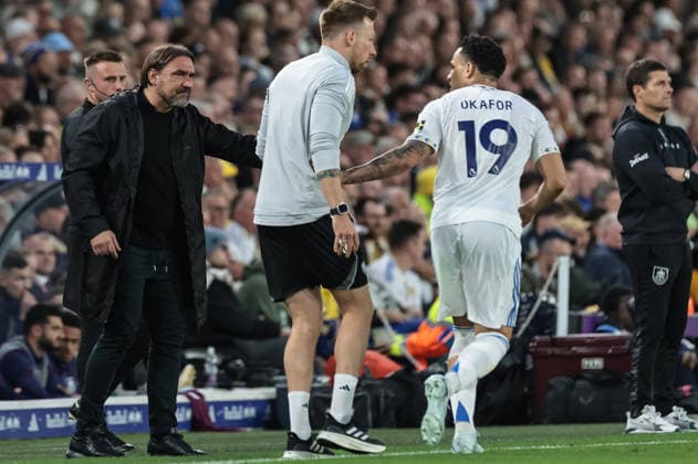 Premier League: Leeds United v Burnley Daniel Farke manager of Leeds United gives instruction to Noah Okafor of Leeds United during the Premier League match Leeds United vs Burnley at Elland Road, Leeds, United Kingdom on 01 May 2026 (Photo by Mark Cosgrove News Images) Leeds Elland Road West Yorkshire United Kingdom Copyright: xMarkxCosgrove NewsxImagesx