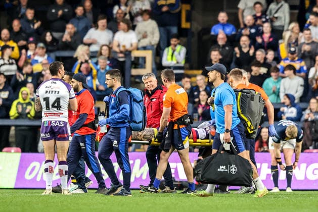 Betfred Super League round 10 Leeds Rhinos v Wakefield Trinity Cameron Scott of Wakefield Trinity is stretchered off due to injury during the Betfred Super League round 10 match Leeds Rhinos vs Wakefield Trinity at AMT Headingley Stadium, Leeds, United Kingdom on 01 May 2026 (Photo by Alfie Cosgrove News Images) Leeds AMT Headingley Stadium West Yorkshire United Kingdom Copyright: xAlfiexCosgrove NewsxImagesx