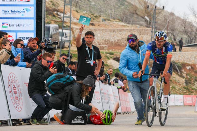 Sport Bilder des Tages The 61st Presidential Cycling Tour of Turkiye (TUR 2026) has officially begun, starting with its opening stage in the coastal town of Cesme, Izmir. Held under the auspices of the Presidency of the Republic of Türkiye, this prestigious UCI ProSeries race brings together 23 teams and 161 world-class cyclists to compete over eight days, from April 26 to May 3, 2026...The 2026 edition unfolds across routes showcasing some of Türkiye s most striking landscapes. Starting in Cesme, the race follows the Aegean and Mediterranean coastlines, covering stages through Antalya and the southern shores before concluding in the capital, Ankara. Beyond sporting competition, the tour plays a key role in promoting Türkiye s natural and cultural richness on a global stage..This year, the race consists of 8 stages covering approximately 1,200 kilometers. Nearly 20 teams and over 150 riders from around the world are competing, under the coordination of the Turkish Cycling Federation..With the first three stages completed, the pace in the peloton has intensified and the general classification has begun to take shape. Sprint finishes and technically demanding routes have stood out, with the third stage drawing attention for its high tempo and dramatic finale..The third stage of the 61st Presidential Cycling Tour of Türkiye (TUR 2026) was won by Colombian rider Ivan Ramiro Sosa of Equipo Kern Pharma. Covering the 132.7-kilometer Marmaris-KÄÂ±ran route, Sosa finished in 3 hours, 40 minutes, and 25 seconds. In the summit finish, Australian rider Sebastian Berwick of Caja Rural-Seguros RGA placed second, while French rider Nicolas Breuillard of TotalEnergies finished third..As the race progresses, challenging climbs and critical time gaps are expected to further heighten the excitement. The tour continues to deliver a compelling blend of elite competition and global vis Copyright: RizaxOzel 19081560