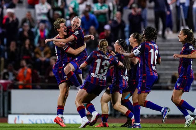 Switzerland: AXA Womens Super League 2025 26, FC Basel 1893 vs FC St.Gallen 1879 - Leichtathletik Stadion Basel, Basel: FC Basel players celebrate the victory after the penalty shootout Copyright: xDanielaxPorcellix