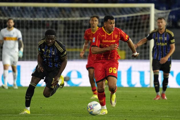 Pisa s Ebenezer Akinsanmiro and Lecce s Walid Cheddira in action during the Serie A soccer match between Pisa and Lecce at the Cetilar Arena Romeo Anconetani Stadium in Pisa; Center West Italy;friday May 01 2026 ; Soccer  Copyright: xAlessandroxLaxRocca LaPressex
