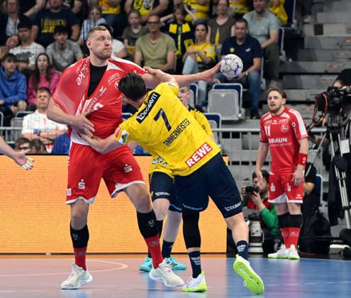 HBL-Handball-Bundesliga - Saison 2025 26 Mannheim SAP-Arena 01.05.2026 Rhein-Neckar-Löwen (rnl) - MT Melsungen (mtm) 30:22 Dainis KRISTOPANS (mel), li - Robert TIMMERMEISTER (Rhein-Neckar-Löwen) HBL-Handball-Bundesliga