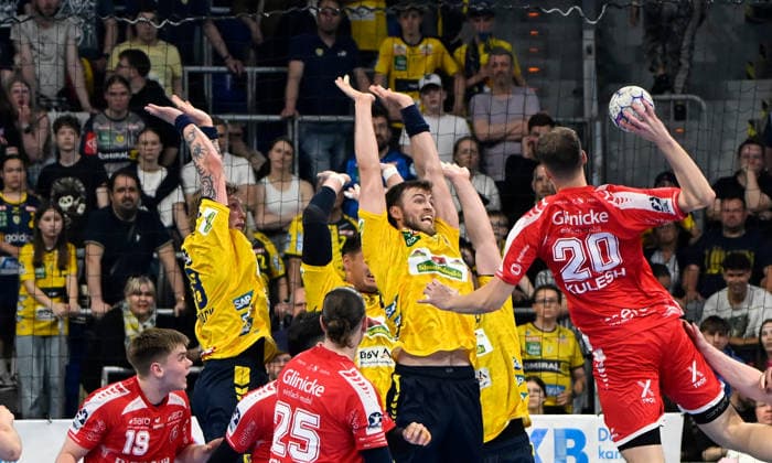 HBL-Handball-Bundesliga - Saison 2025 26 Mannheim SAP-Arena 01.05.2026 Rhein-Neckar-Löwen (rnl) - MT Melsungen (mtm) 30:22 Uladzislau KULESH (mel), re, versucht den RNL-Block zu überwinden, mi: Steven Plucnar JACOBSEN (Rhein-Neckar-Löwen) HBL-Handball-Bundesliga
