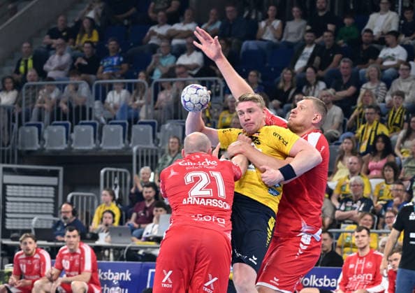 HBL-Handball-Bundesliga - Saison 2025 26 Mannheim SAP-Arena 01.05.2026 Rhein-Neckar-Löwen (rnl) - MT Melsungen (mtm) 30:22 Arnar ARNARSSON (mel), li und Dainis KRISTOPANS, re, nehmen Kaukur THRASTARSON (Rhein-Neckar-Löwen) in die Zange HBL-Handball-Bundesliga