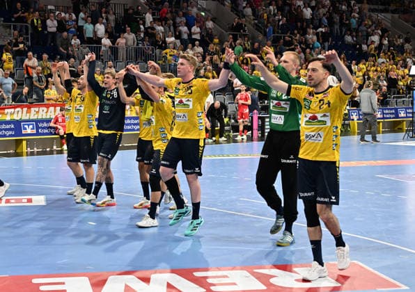 HBL-Handball-Bundesliga - Saison 2025 26 Mannheim SAP-Arena 01.05.2026 Rhein-Neckar-Löwen (rnl) - MT Melsungen (mtm) 30:22 RNL-Jubel vor den Fans, v.li: Kaukur THRASTARSON (Rhein-Neckar-Löwen), Torwart David SPAETH (Rhein-Neckar-Löwen): und Patrick GROETZKI (Rhein-Neckar-Löwen), re, HBL-Handball-Bundesliga