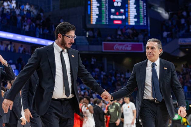ESP: Real Madrid v Hapoel IBI Tel Aviv Euroleague PlayOff Game 2 Sergio Scariolo and Isidoro Calin of Real Madrid during the Euroleague match, PlayOff Game 2, between Real Madrid and Hapoel IBI Tel Aviv played at Movistar Arena Stadium on May 1st 2026 in Madrid Spain Madrid Spain Basketball Copyright: xAlbaxPachecox xAgenciaxLOFx