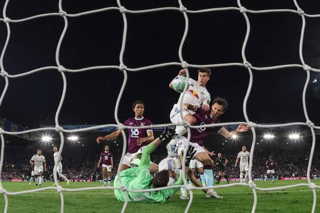 Premier League: Leeds United v Burnley Dominic Calvert-Lewin of Leeds United scores to make it 3-0 during the Premier League match Leeds United vs Burnley at Elland Road, Leeds, United Kingdom on 01 May 2026 (Photo by Mark Cosgrove News Images) Leeds Elland Road West Yorkshire United Kingdom Copyright: xMarkxCosgrove NewsxImagesx