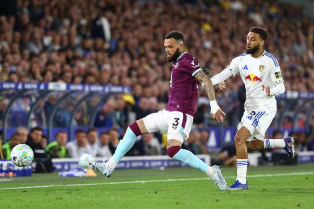 Elland Road LEEDS, ENGLAND, MAY 1: Quilindschy Hartman of Burnley FC (L) passes the ball away from Jayden Bogle of Leeds United (R) during a Premier League 2025-26 match between Leeds United and Burnley at Elland Road on May 1, 2026 in Leeds, England. (Photo by Zach Forster Sports Press Photo) (Zach Forster Sports Press Photo SPP) Copyright: xZachxForster SportsxPressxPhotox xSPPx Sportspressphoto_SPR139207