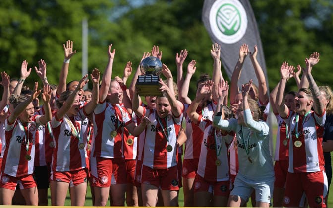 01.05.2026, xophax, Fussball - Verband Mittelrhein. Schaebens - Pokal der Frauen. Aggerstadion Troisdorf. SC Fortuna Köln gegen Vorwärts Spoho.. Siegermannschaft SC Fortuna Köln mit Pokal. Koeln