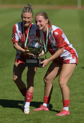 01.05.2026, xophax, Fussball - Verband Mittelrhein. Schaebens - Pokal der Frauen. Aggerstadion Troisdorf. SC Fortuna Köln gegen Vorwärts Spoho.. Siegermannschaft SC Fortuna Köln mit Pokal. Marie - Sophie Reiners, rechts und Annika Boden, rechts ( beide Fortuna Köln ) Koeln