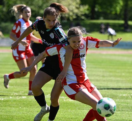 01.05.2026, xophax, Fussball - Verband Mittelrhein. Schaebens - Pokal der Frauen. Aggerstadion Troisdorf. SC Fortuna Köln gegen Vorwärts Spoho. Sarah Jabber , links ( Spoho ) und Svenja Stella , rechts ( SC Fortuna Köln ) Koeln