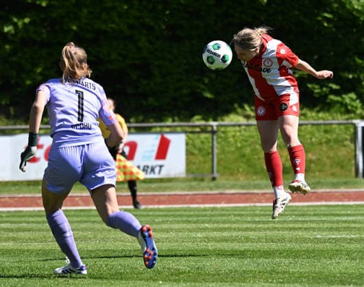 01.05.2026, xophax, Fussball - Verband Mittelrhein. Schaebens - Pokal der Frauen. Aggerstadion Troisdorf. SC Fortuna Köln gegen Vorwärts Spoho. Svenja Stella , rechts ( SC Fortuna Köln ) erzielt das 1 zu 0 für Fortuna . Links Leonore Gruber ( Vorwärts Spoho ) Koeln