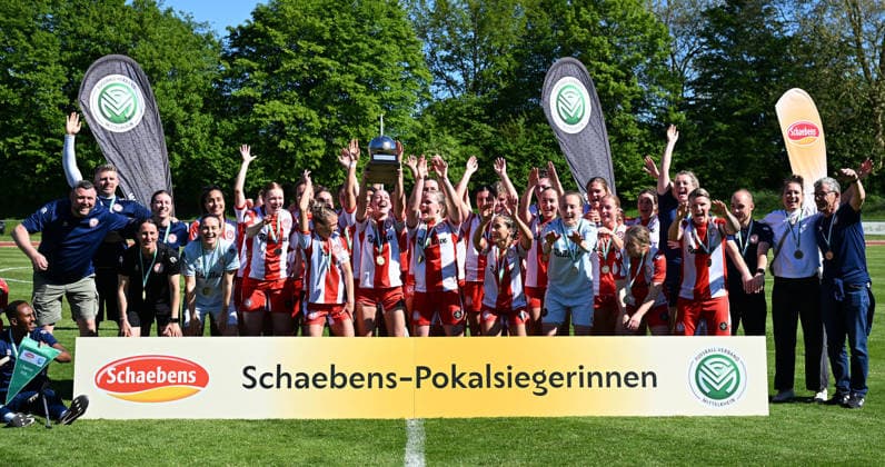 01.05.2026, xophax, Fussball - Verband Mittelrhein. Schaebens - Pokal der Frauen. Aggerstadion Troisdorf. SC Fortuna Köln gegen Vorwärts Spoho. Sieger - Mannschaft von Fortuna Köln mit dem Pokal. Koeln