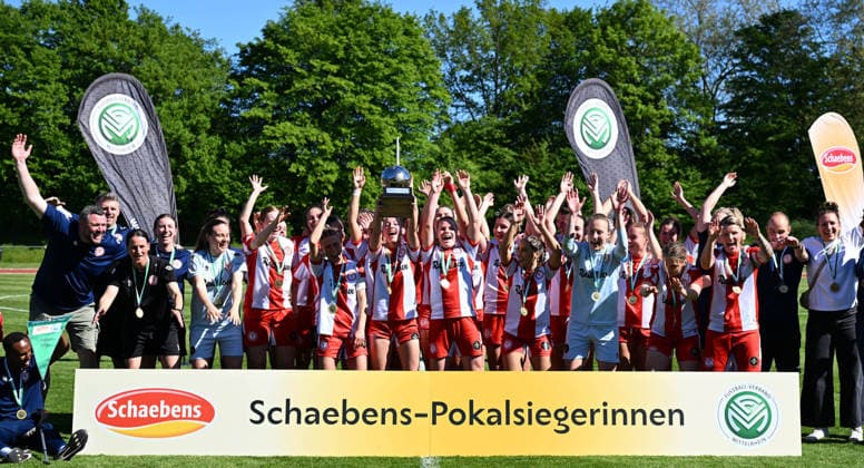 01.05.2026, xophax, Fussball - Verband Mittelrhein. Schaebens - Pokal der Frauen. Aggerstadion Troisdorf. SC Fortuna Köln gegen Vorwärts Spoho. Sieger - Mannschaft von Fortuna Köln mit dem Pokal. Koeln