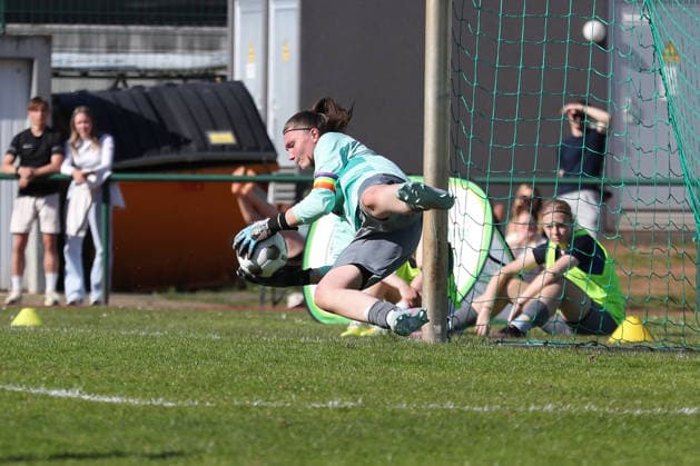 Sachsenpokal-Finale Frauen: Chemnitzer FC - RB Leipzig II; 01.05.2026 Torwart Franziska Frohs (1, Chemnitzer FC) mit einer Parade. Sachsenpokal-Finale der Frauen Sachsenlotto-Landespokal: Chemnitzer FC vs. RB Leipzig II U20 im Auenstadion Flöha, 01.05.2026. Copyright: xBEAUTIFULxSPORTS JanxKaeferx