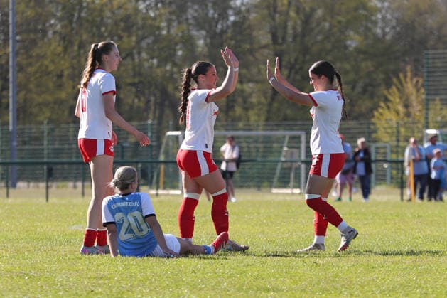 Sachsenpokal-Finale Frauen: Chemnitzer FC - RB Leipzig II; 01.05.2026 Nach dem Schlusspfiff: Jubel bei RB Leipzig II über den Pokalsieg, Enttäuschung und Erschöpfung bei Chemnitz. Sachsenpokal-Finale der Frauen Sachsenlotto-Landespokal: Chemnitzer FC vs. RB Leipzig II U20 im Auenstadion Flöha, 01.05.2026. Copyright: xBEAUTIFULxSPORTS JanxKaeferx