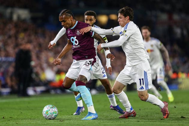 Elland Road LEEDS, ENGLAND, MAY 1: Lucas Pires of Burnley FC (L) vies with Brenden Aaronson of Leeds United (R) during a Premier League 2025-26 match between Leeds United and Burnley at Elland Road on May 1, 2026 in Leeds, England. (Photo by Zach Forster Sports Press Photo) (Zach Forster Sports Press Photo SPP) Copyright: xZachxForster SportsxPressxPhotox xSPPx Sportspressphoto_SPR139219