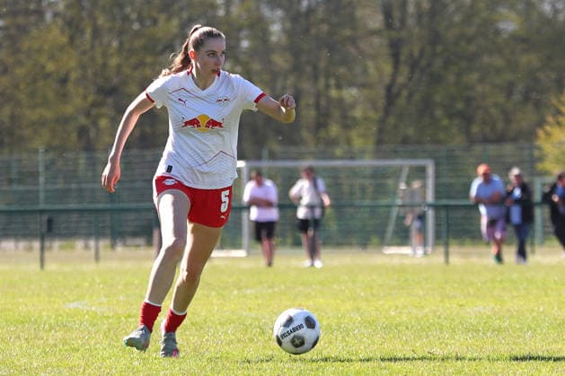 Sachsenpokal-Finale Frauen: Chemnitzer FC - RB Leipzig II; 01.05.2026 Lenie Pospischil (5, RB Leipzig II U20). Sachsenpokal-Finale der Frauen Sachsenlotto-Landespokal: Chemnitzer FC vs. RB Leipzig II U20 im Auenstadion Flöha, 01.05.2026. Copyright: xBEAUTIFULxSPORTS JanxKaeferx