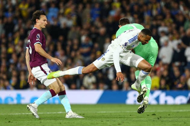 Elland Road LEEDS, ENGLAND, MAY 1: Hjalmar Ekdal of Burnley FC (L) watches as Lukas Nmecha of Leeds United (M) challenges Martin Dúbravka of Burnley FC (R)during a Premier League 2025-26 match between Leeds United and Burnley at Elland Road on May 1, 2026 in Leeds, England. (Photo by Zach Forster Sports Press Photo) (Zach Forster Sports Press Photo SPP) Copyright: xZachxForster SportsxPressxPhotox xSPPx Sportspressphoto_SPR139224