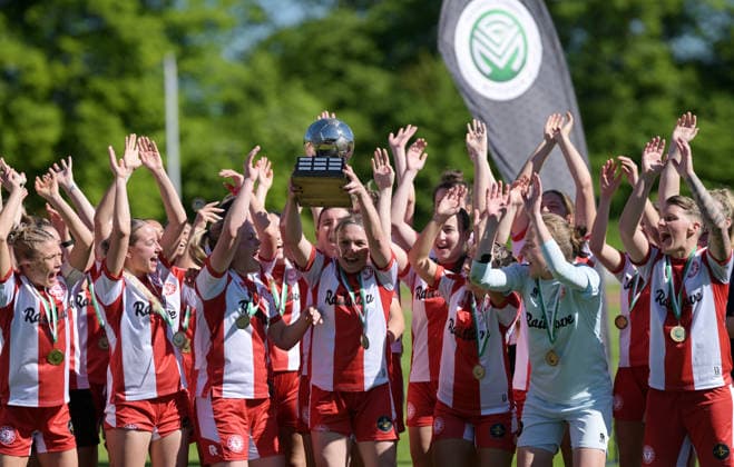 01.05.2026, xophax, Fussball - Verband Mittelrhein. Schaebens - Pokal der Frauen. Aggerstadion Troisdorf. SC Fortuna Köln gegen Vorwärts Spoho. Sieger - Mannschaft von Fortuna Köln. Mit Pokal Torschützin Svenja Streller ( SC Fortuna Köln ) Koeln