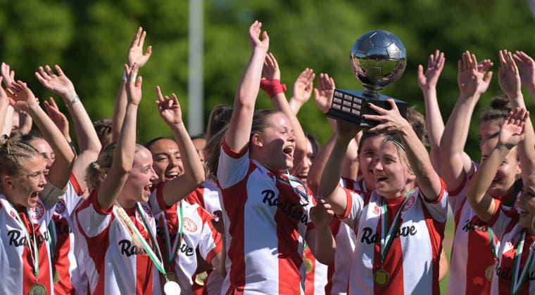 01.05.2026, xophax, Fussball - Verband Mittelrhein. Schaebens - Pokal der Frauen. Aggerstadion Troisdorf. SC Fortuna Köln gegen Vorwärts Spoho. Sieger - Mannschaft von Fortuna Köln. Mit Pokal Torschützin Svenja Streller ( SC Fortuna Köln ) Koeln