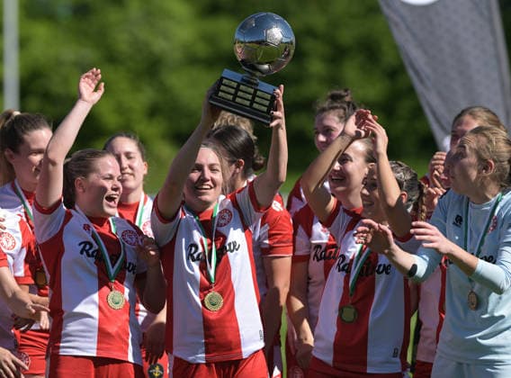 01.05.2026, xophax, Fussball - Verband Mittelrhein. Schaebens - Pokal der Frauen. Aggerstadion Troisdorf. SC Fortuna Köln gegen Vorwärts Spoho. Sieger - Mannschaft von Fortuna Köln. Mit Pokal Torschützin Svenja Streller ( SC Fortuna Köln ) Koeln