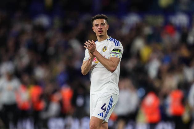 Leeds United v Burnley, Premier League Ethan Ampadu of Leeds United applauds the fans after the final whistle during the Leeds United v Burnley Premier League match at Elland Road, Leeds, England on 1 May 2026 Credit: Richard Bierton Every Second Media Editorial use only. All images are copyright Every Second Media Limited. No images may be reproduced without prior permission. Copyright: xIMAGO EveryxSecondxMediax ESM-1964-0080 RichardxBiertonx xEveryxSecondxMediax