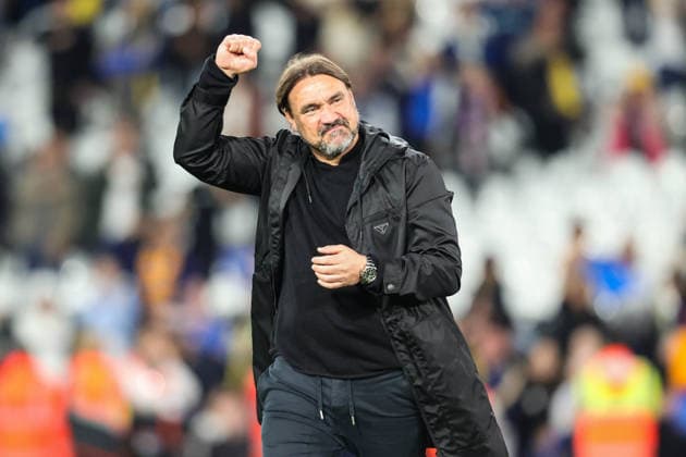 Leeds United v Burnley, Premier League Daniel Farke manager of Leeds United applauds the fans after the final whistle during the Leeds United v Burnley Premier League match at Elland Road, Leeds, England on 1 May 2026 Credit: Richard Bierton Every Second Media Editorial use only. All images are copyright Every Second Media Limited. No images may be reproduced without prior permission. Copyright: xIMAGO EveryxSecondxMediax ESM-1964-0086 RichardxBiertonx xEveryxSecondxMediax