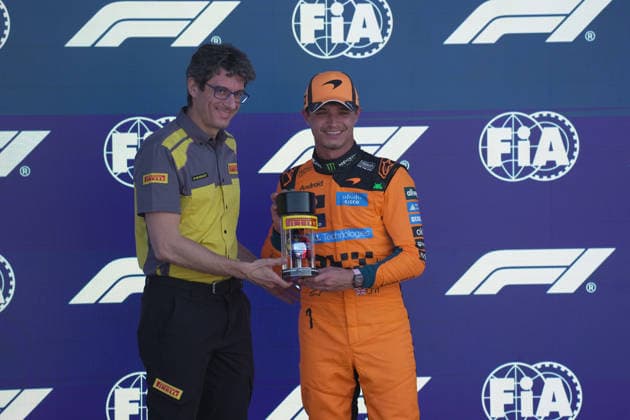 Formula 1 Crypto.com Miami Grand Prix 2026 01.05.2026, Miami International Autodrome, Miami, Formula 1 Crypto.com Miami Grand Prix 2026 ,im Bild Pirelli Motorsportchef Dario Marrafuschi übergibt die Trophäe für den schnellsten im Qualifying an Lando Norris (GBR), McLaren Mastercard F1 Team.