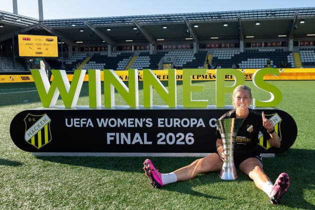 260501 Physiotherapist Mikaela Johansson celebrate with the trophy after the UEFA Women s Europa Cup final between Häcken and Hammarby on May 1, 2026 in Göteborg. Photo: Michael Erichsen BILDBYRAN COP 89 DS0574 bbeng dam europa cup football fotball fotboll hammarby häcken soccer uefa womens europa cup jubel Copyright: MICHAELxERICHSEN BB260501MI199