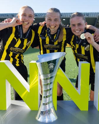 260501 Johanna Fossdalsa Sorensen, Stine Sandbech and Pernille Sanvig of Häcken celebrate with the trophy after the UEFA Women s Europa Cup final between Häcken and Hammarby on May 1, 2026 in Göteborg. Photo: Michael Erichsen BILDBYRAN COP 89 DS0574 bbeng dam europa cup football fotball fotboll hammarby häcken soccer uefa womens europa cup jubel Copyright: MICHAELxERICHSEN BB260501MI215