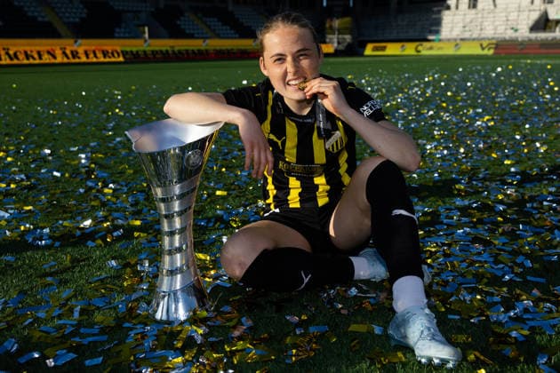 260501 Paulina Nyström poses with the trophy after the UEFA Women s Europa Cup final between Häcken and Hammarby on May 1, 2026 in Göteborg. Photo: Michael Erichsen BILDBYRAN COP 89 DS0574 bbeng dam europa cup football fotball fotboll hammarby häcken soccer uefa womens europa cup Copyright: MICHAELxERICHSEN BB260501MI219