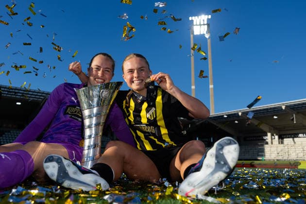 260501 Goalkeeper Fanney Inga Birkisdottir and Pernille Sanvig of Häcken poses with the trophy after the UEFA Women s Europa Cup final between Häcken and Hammarby on May 1, 2026 in Göteborg. Photo: Michael Erichsen BILDBYRAN COP 89 DS0574 bbeng dam europa cup football fotball fotboll hammarby häcken soccer uefa womens europa cup Copyright: MICHAELxERICHSEN BB260501MI222