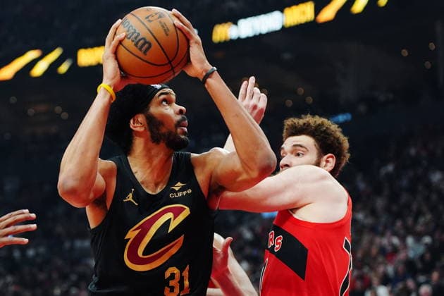 May 1, 2026, Toronto, On, Canada: Cleveland Cavaliers Jarrett Allen (31) protects the ball from Toronto Raptors Jamison Battle (77) during first half NBA, Basketball Herren, USA playoff basketball action in Toronto on Friday, May 1, 2026. Canada News - May 1, 2026  - ZUMAc35_ 20260501_zaf_c35_140 Copyright: xFrankxGunnx