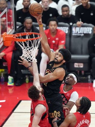 May 1, 2026, Toronto, On, Canada: Cleveland Cavaliers Jarrett Allen (31) scores against the Toronto Raptors during first half NBA, Basketball Herren, USA playoff basketball action in Toronto on Friday, May 1, 2026. Canada News - May 1, 2026  - ZUMAc35_ 20260501_zaf_c35_142 Copyright: xNathanxDenettex