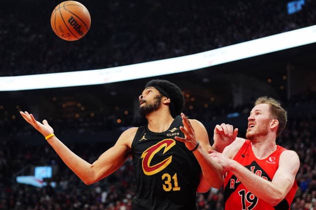 May 1, 2026, Toronto, On, Canada: Cleveland Cavaliers Jarrett Allen (31) and Toronto Raptors Jakob Poeltl (19) battle for a loose ball during first half NBA, Basketball Herren, USA playoff basketball action in Toronto on Friday, May 1, 2026. Canada News - May 1, 2026  - ZUMAc35_ 20260501_zaf_c35_153 Copyright: xFrankxGunnx