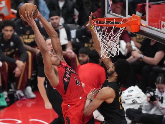 May 1, 2026, Toronto, On, Canada: Toronto Raptors Scottie Barnes (4) slams the ball past Cleveland Cavaliers Jarrett Allen (31) during first half NBA, Basketball Herren, USA playoff basketball action in Toronto on Friday, May 1, 2026. Canada News - May 1, 2026  - ZUMAc35_ 20260501_zaf_c35_159 Copyright: xNathanxDenettex