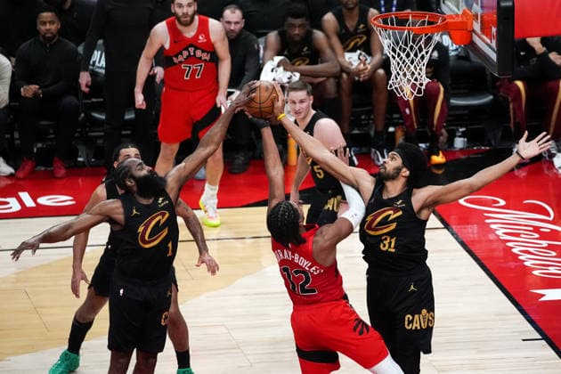 Toronto Raptors v Cleveland Cavaliers - NBA, Basketball Herren, USA Playoffs TORONTO, CANADA - MAY 1 : Colin Murray-Boyles (12) of Toronto Raptors in action against James Harden (1) and Jarrett Allen (31) of Cleveland Cavaliers during the Game Six of the Eastern Conference First Round NBA Playoffs between Cleveland Cavaliers and Toronto Raptors at the Scotiabank Arena on May 1, 2026 in Toronto, Ontario, Canada. Mert Alper Dervis Anadolu Ontario Canada. Editorial use only. Please get in touch for any other usage.  Copyright: x2026xAnadoluxMertxAlperxDervisx