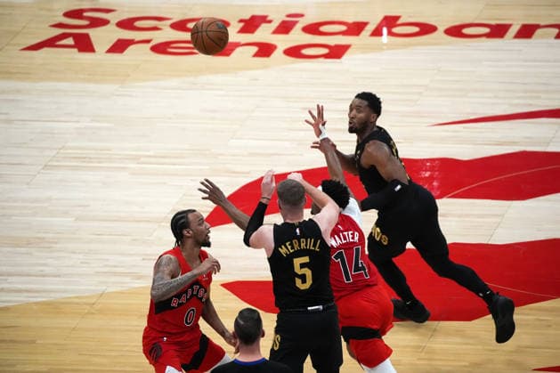 Toronto Raptors v Cleveland Cavaliers - NBA, Basketball Herren, USA Playoffs TORONTO, CANADA - MAY 1 : Sam Merrill (5) of Cleveland Cavaliers passes the ball to Donovan Mitchell (45) during the Game Six of the Eastern Conference First Round NBA Playoffs between Cleveland Cavaliers and Toronto Raptors at the Scotiabank Arena on May 1, 2026 in Toronto, Ontario, Canada. Mert Alper Dervis Anadolu Ontario Canada. Editorial use only. Please get in touch for any other usage.  Copyright: x2026xAnadoluxMertxAlperxDervisx