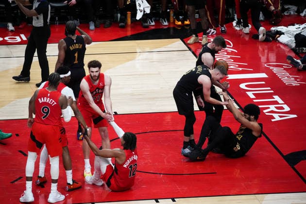 Toronto Raptors v Cleveland Cavaliers - NBA, Basketball Herren, USA Playoffs TORONTO, CANADA - MAY 1 : Players of Toronto Raptors and Cleveland Cavaliers lift up teammates after a fall during the Game Six of the Eastern Conference First Round NBA Playoffs between Cleveland Cavaliers and Toronto Raptors at the Scotiabank Arena on May 1, 2026 in Toronto, Ontario, Canada. Mert Alper Dervis Anadolu Ontario Canada. Editorial use only. Please get in touch for any other usage.  Copyright: x2026xAnadoluxMertxAlperxDervisx