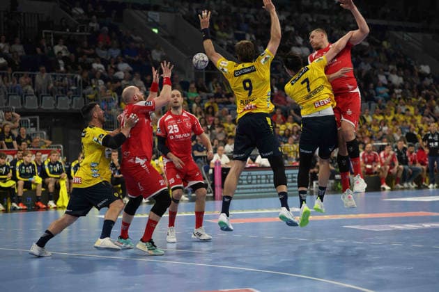 v.li. im Gerangel, Jannik Kohlbacher (Rhein Neckar Loewen, 80), Arnar Freyr Arnarsson (MT Melsungen, 21), Marti Soler (MT Melsungen, 23),Steven Plucnar Jacobsen (Rhein Neckar Loewen, 9),Robert Timmermeister (Rhein Neckar Loewen, 7), Dainis Kristopans (MT Melsungen, 10) GER, Rhein Neckar Loewen - MT Melsungen, DAIKIN Handball 1.Bundesliga, 30.Spieltag, Spielzeit 2025 2026, 01.05.2026 GER, Rhein Neckar Loewen vs. MT Melsungen, DAIKIN Handball 1.Bundesliga, 30.Spieltag, Spielzeit 2025 2026, 01.05.2026 Mannheim Copyright: xEibner-Pressefoto JoergxHirschx EP_JHH