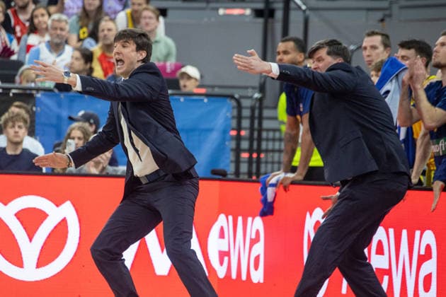 Berlins Trainer Pedro CALLES und Co-Trainer Sebastian TRZCIONKA. Basketball: Bayern - Berlin 85:79. Bundesliga, FC Bayern Basketball - ALBA Berlin, 27.Spieltag, Saison 2025-2026, 1.05.2026, in Muenchen, S A P G A R D E N, Deutschland. Quelle Copyright Credit : Oryk HAIST