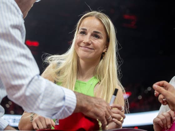 Bayerns Fussballerin Giulia GWINN und Autogrammjaeger. Basketball: Bayern - Berlin 85:79. Bundesliga, FC Bayern Basketball - ALBA Berlin, 27.Spieltag, Saison 2025-2026, 1.05.2026, in Muenchen, S A P G A R D E N, Deutschland. Quelle Copyright Credit : Oryk HAIST