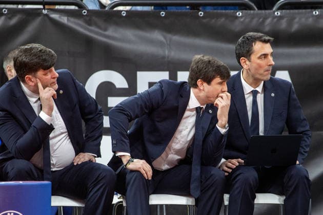 Skeptisch . . . Berlins Trainerbank mit Pedro CALLES (mitte). Basketball: Bayern - Berlin 85:79. Bundesliga, FC Bayern Basketball - ALBA Berlin, 27.Spieltag, Saison 2025-2026, 1.05.2026, in Muenchen, S A P G A R D E N, Deutschland. Quelle Copyright Credit : Oryk HAIST