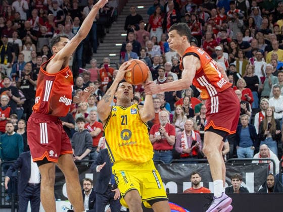 Bayerns 11 Vladimir LUCIC haelt Berlins 21 RATAJ. Basketball: Bayern - Berlin 85:79. Bundesliga, FC Bayern Basketball - ALBA Berlin, 27.Spieltag, Saison 2025-2026, 1.05.2026, in Muenchen, S A P G A R D E N, Deutschland. Quelle Copyright Credit : Oryk HAIST