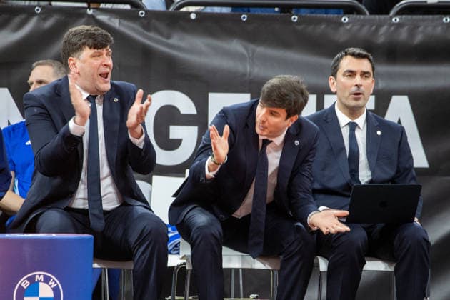 Begeistert . . . Berlins Trainerbank mit Pedro CALLES (mitte). Basketball: Bayern - Berlin 85:79. Bundesliga, FC Bayern Basketball - ALBA Berlin, 27.Spieltag, Saison 2025-2026, 1.05.2026, in Muenchen, S A P G A R D E N, Deutschland. Quelle Copyright Credit : Oryk HAIST